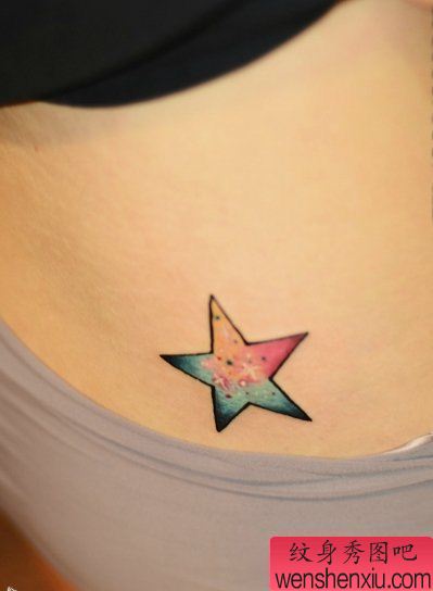 纹身秀图吧推荐一幅女人腰部星空五角星刺青图案