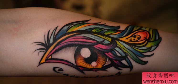 一幅欧美彩色羽毛眼睛刺青图案