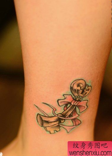 一幅脚踝彩色钥匙刺青图案