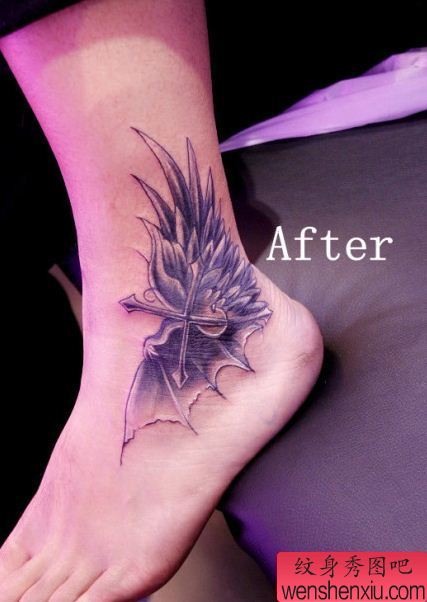 一幅脚踝天使恶魔翅膀刺青图案