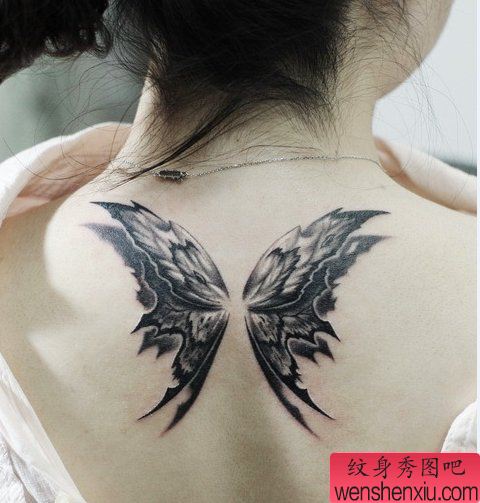纹身秀图吧推荐一幅女人背部翅膀刺青图案