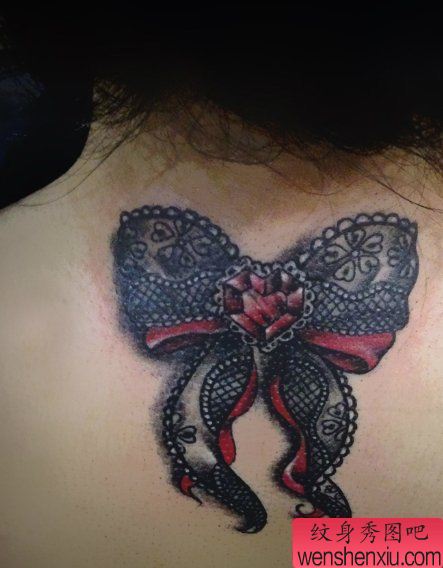 刺青图案推荐一幅女人背部蕾丝蝴蝶结刺青图案