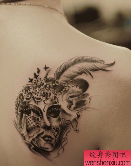 纹身秀图吧推荐一幅女人背部面具刺青图案