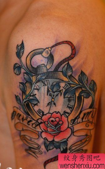 一幅手臂时钟字母刺青图案