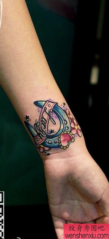 手腕马蹄铁刺青图案