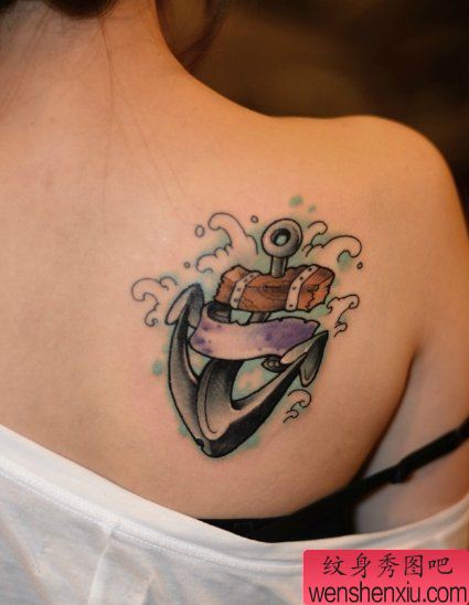 一幅女人肩部船锚刺青图案