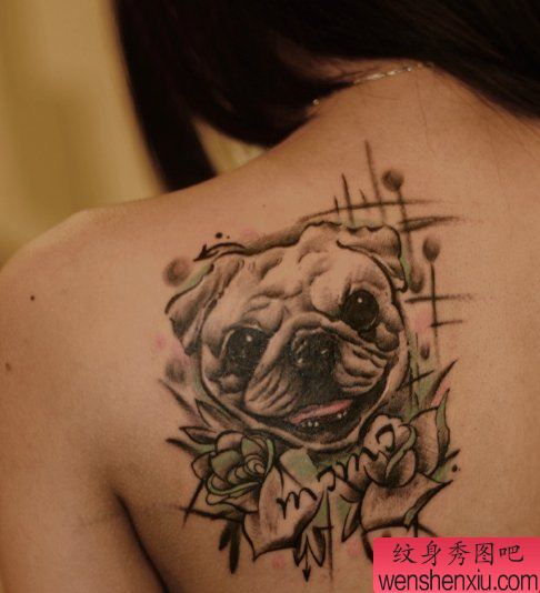 一幅肩部狗狗刺青图案