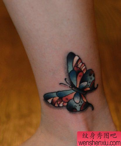 一幅腿部彩色蝴蝶刺青图案