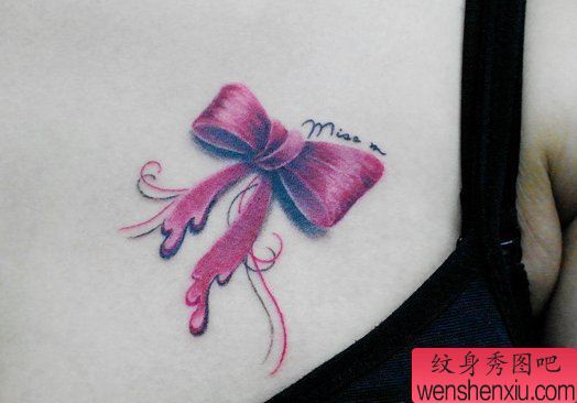 一幅女人胸部彩色蝴蝶结刺青图案