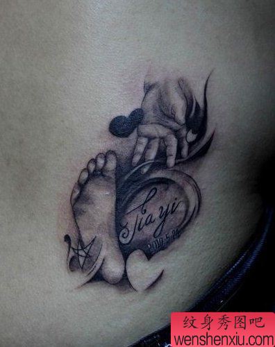 一幅腰部字母刺青图案