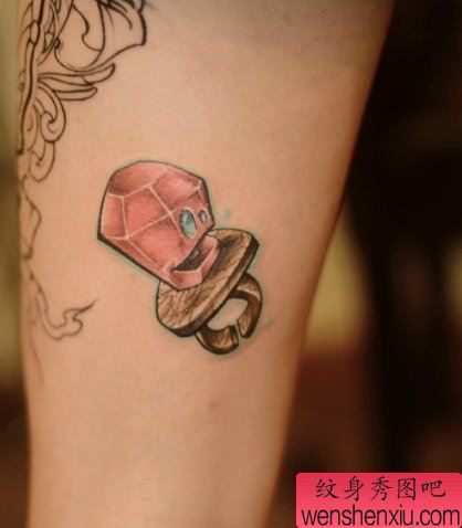 纹身秀图吧推荐一幅超人奶嘴刺青图案