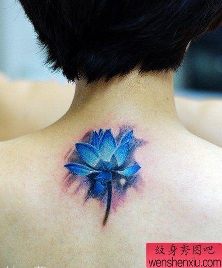一幅颈部莲花刺青图案