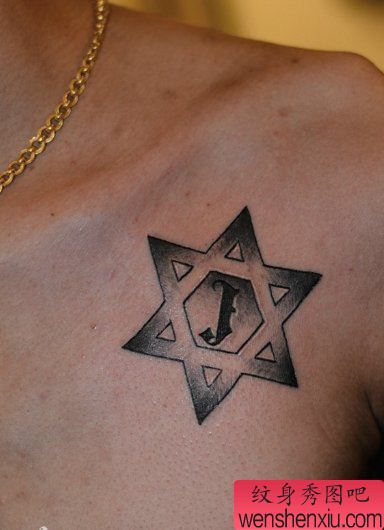 一幅胸部六芒星字母刺青图案