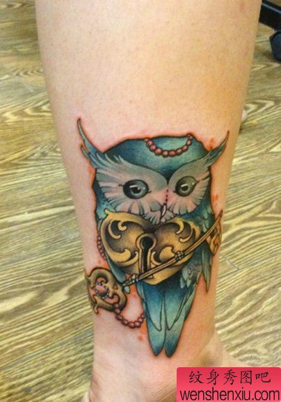 一幅腿部彩色猫头鹰刺青图案