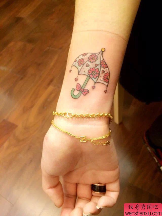纹身秀图吧推荐一幅手腕小清新小雨伞刺青图案