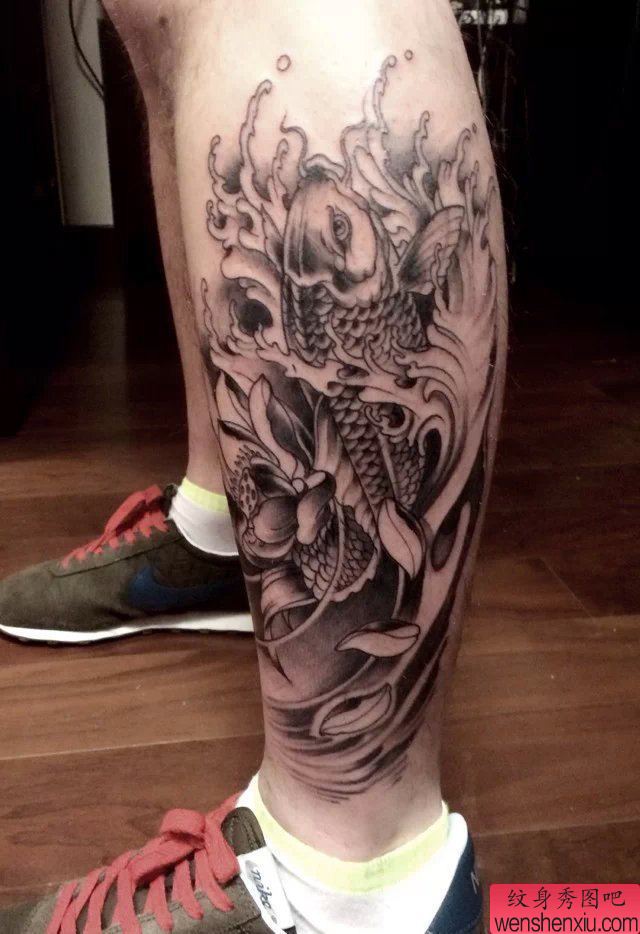 纹身秀图吧推荐一幅小腿传统鲤鱼刺青图案