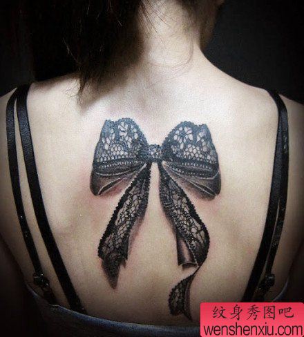 一幅女人肩部蝴蝶结刺青图案