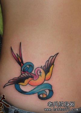 纹身秀图吧推荐一幅腰部彩色燕子刺青图案
