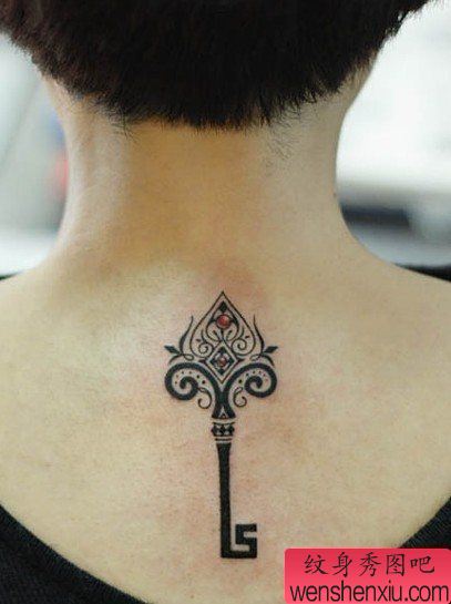 纹身秀图吧分享一幅颈部钥匙纹身图案