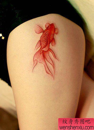 腿部彩色金鱼纹身图案