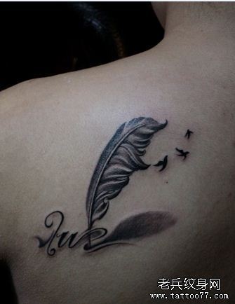 一幅背部羽毛鸽子字母纹身图案
