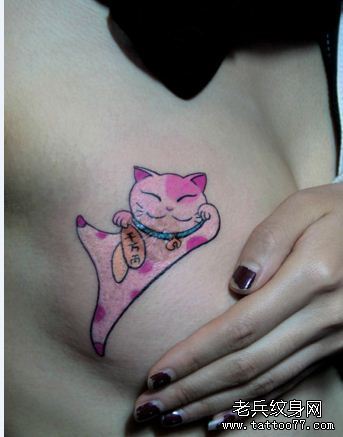 一幅胸部招财猫纹身图案