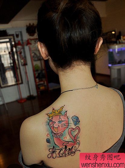 纹身秀图吧推荐一幅女人肩部彩色猫咪字母纹身图案