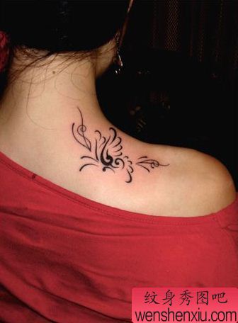 一幅女人肩部图腾蝴蝶纹身图案