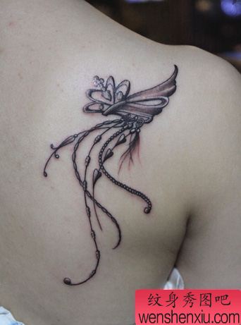 背部藤蔓纹身图案