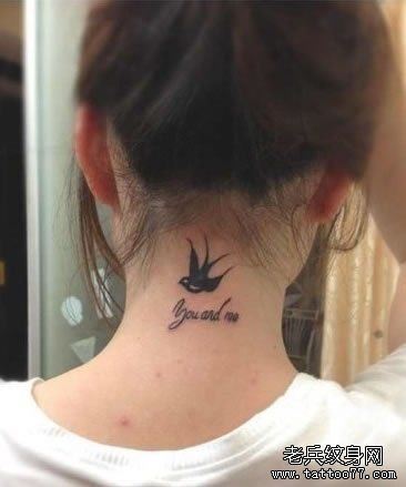 一幅女人颈部燕子字母纹身图案
