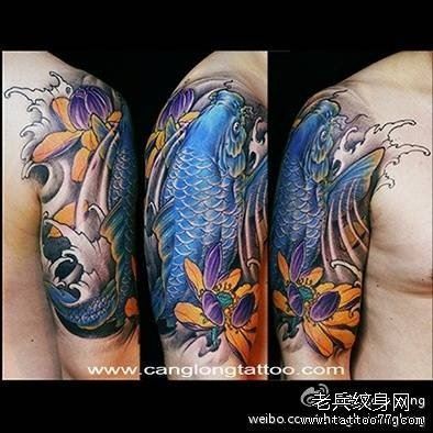 一幅手臂传统莲花鲤鱼纹身图案由纹身分享