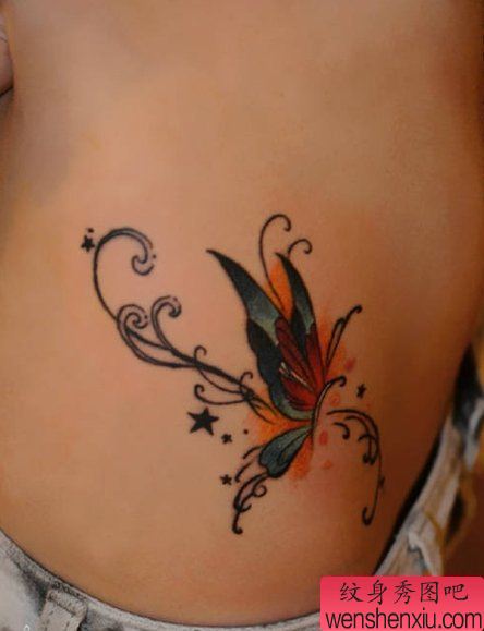 一幅女人腰部蝴蝶纹身图案
