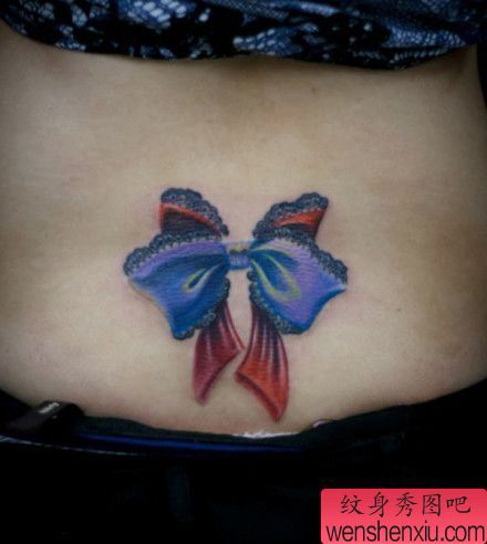 纹身秀图吧推荐一幅女人腰部蝴蝶结纹身图案