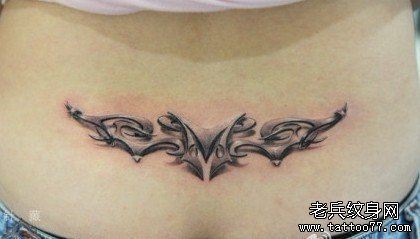 女人腰部图腾纹身图案
