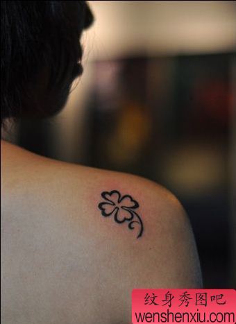 纹身秀图吧推荐一幅肩部四叶草纹身图案