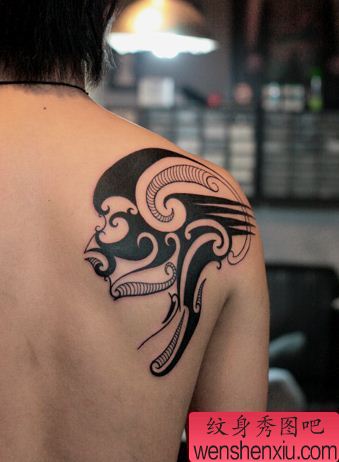 一幅背部图腾纹身图案