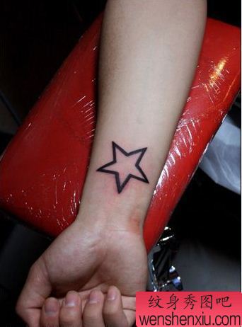 纹身秀图吧推荐一幅手腕五角星纹身图案