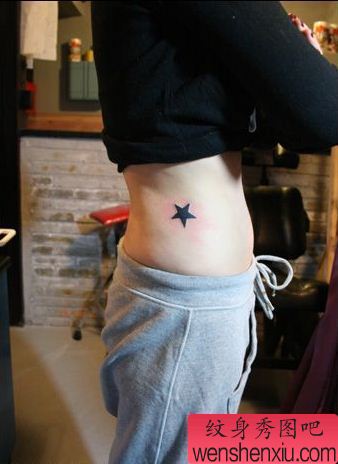 一幅女人腰部图腾五角星纹身图案