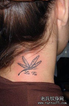 纹身秀图吧推荐一幅颈部蜻蜓刺青图案
