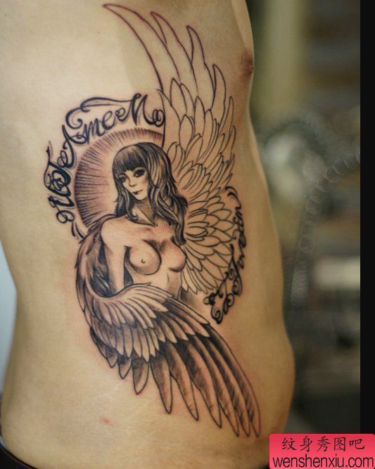 一幅侧腰天使纹身图案