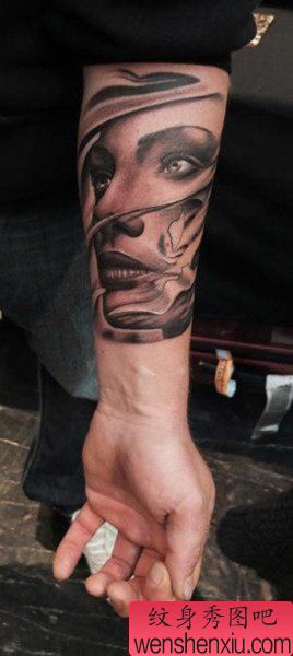 一幅小臂肖像纹身图案