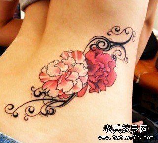 纹身秀图吧推荐一幅女人侧腰彩色花纹身图案