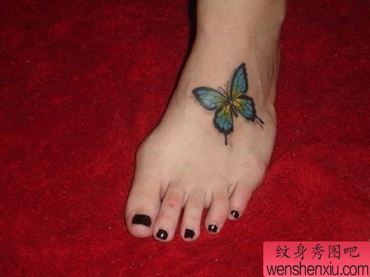 脚背彩色蝴蝶纹身图案