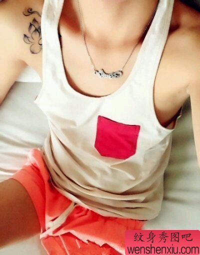 一幅肩部莲花纹身图案