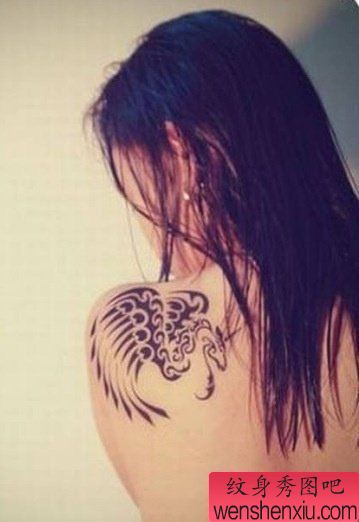 纹身秀图吧推荐一幅女人肩部翅膀纹身图案