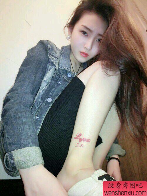 一幅脚部字母纹身图案