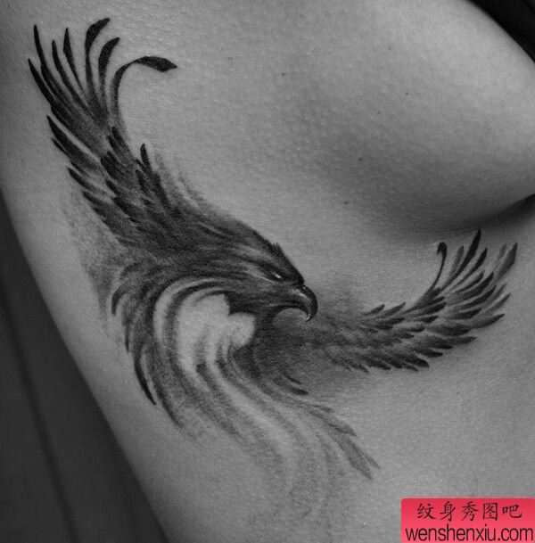一幅侧腰老鹰纹身图案