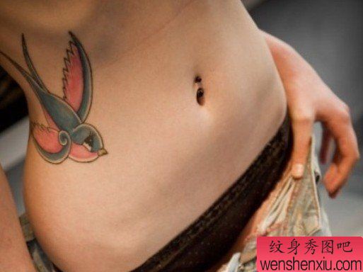 女人彩色腰部燕子纹身图案