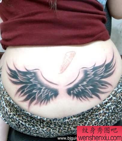 纹身秀图吧推荐一幅女人腰部翅膀刺青图案