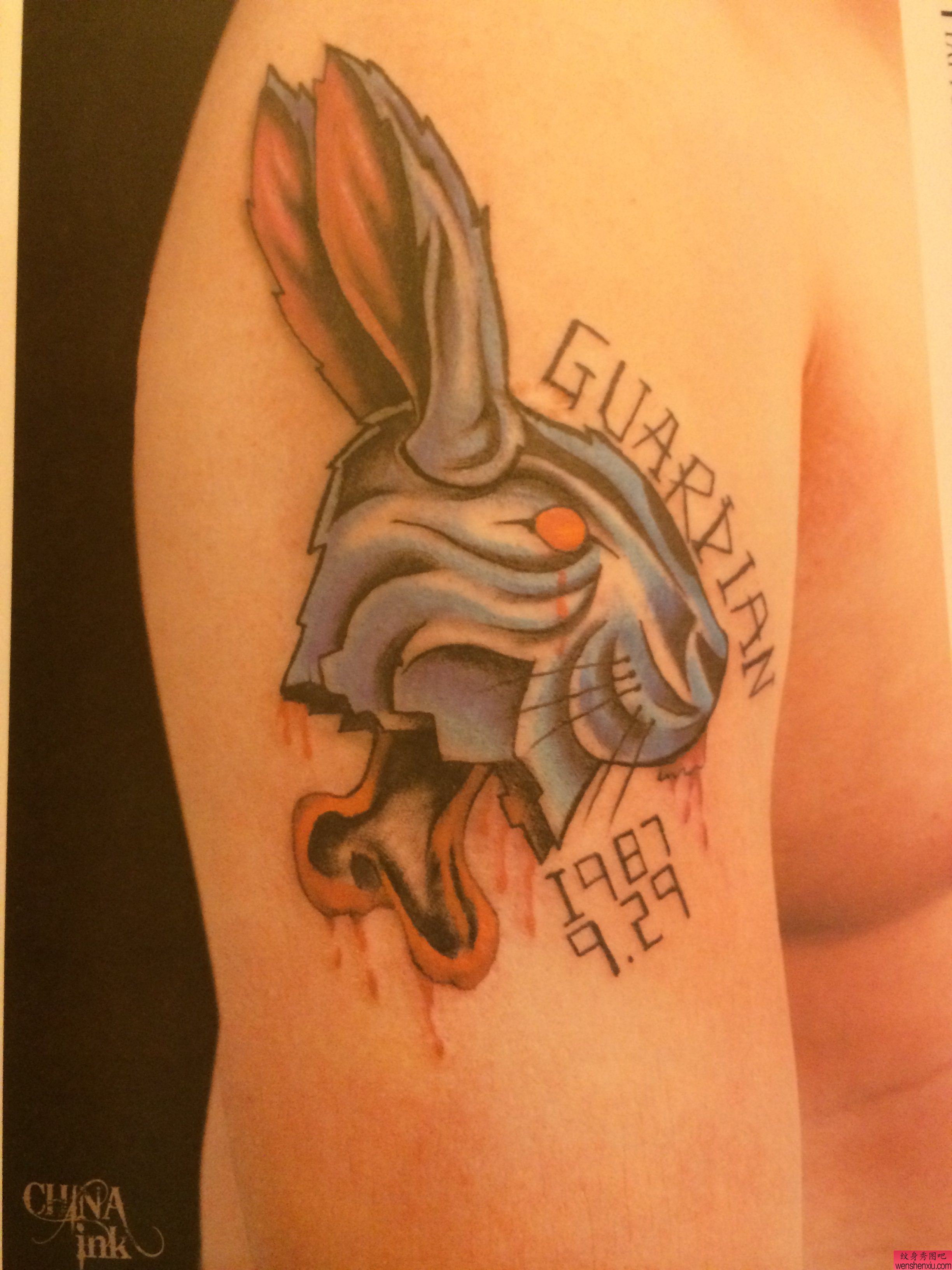 一幅彩色兔子字母纹身图案